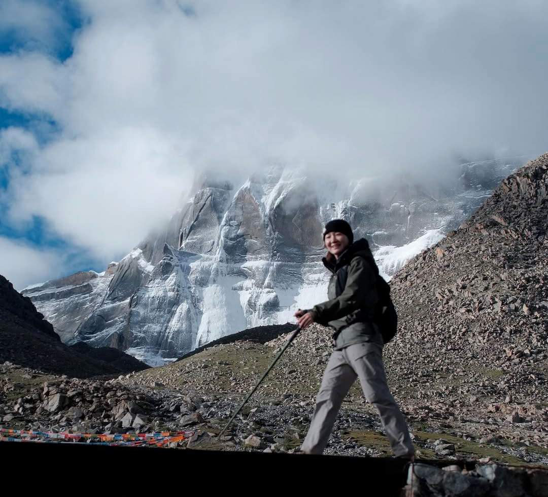 Mount Kailash Parikrama difficulty level showing high altitude trek routes, steep paths, and pilgrims walking towards Dolma La Pass