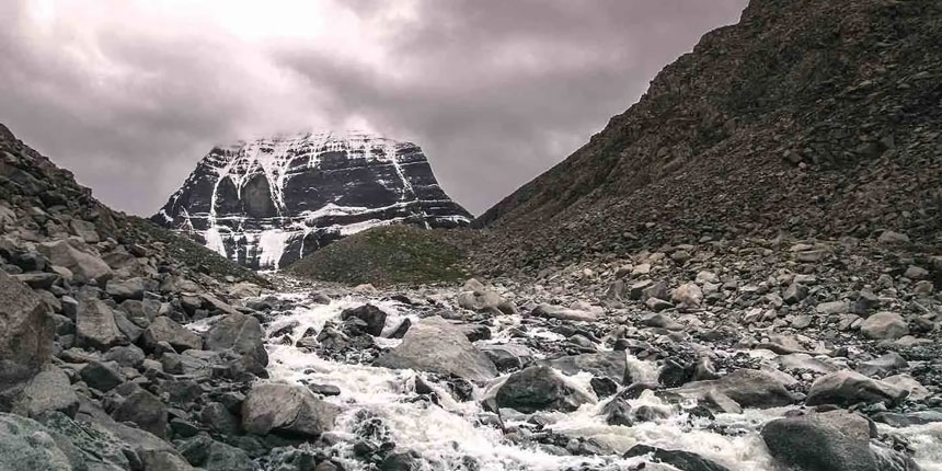 Weather conditions around Mount Kailash and Mansarovar Lake showing clear skies, snow-capped peaks, and serene high-altitude landscape