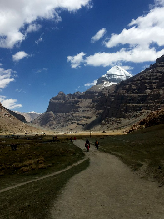 Fly Simikot to Hilsa by helicopter. Drive to Taklakot